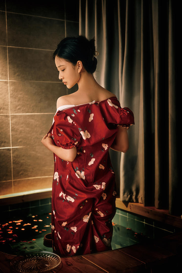浴池里脱衣服的性感美女技师背影图片