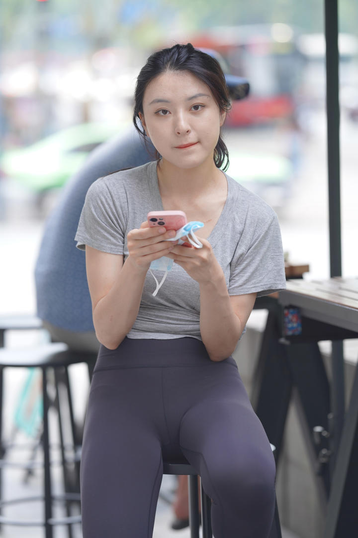 奶茶店里抓拍穿瑜伽裤美女高清图片