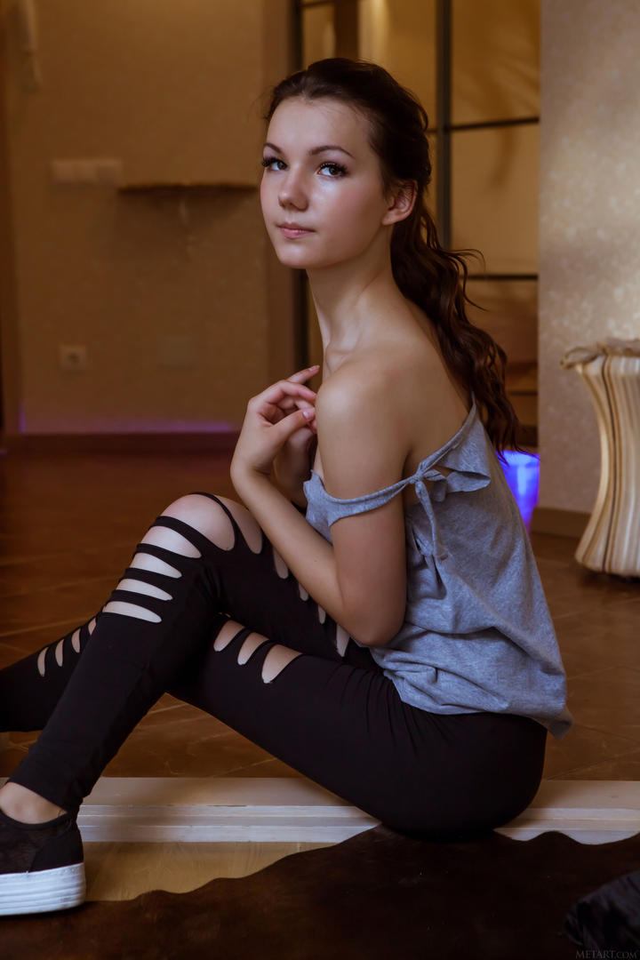 坐在地上的国外漂亮美女写真图片