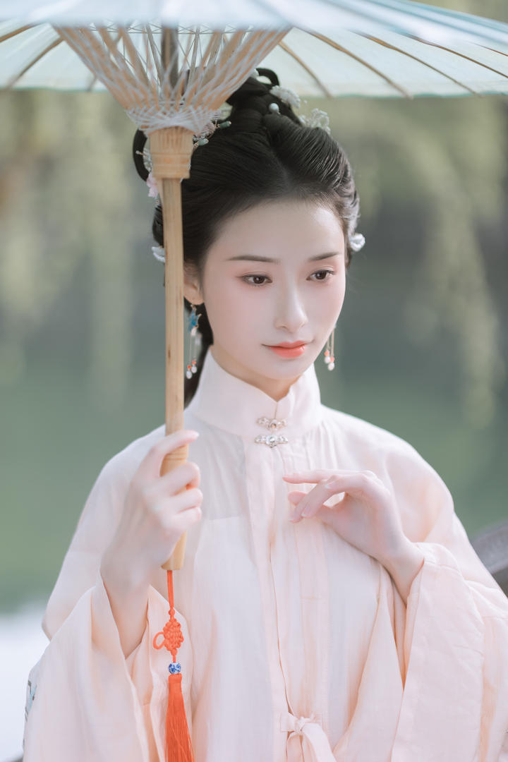 皮肤白皙的古装美女头像美女艺术照