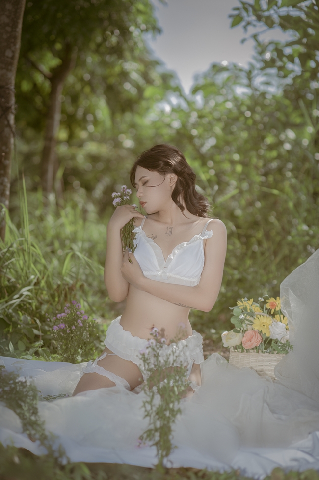 极致性感内衣少女户外人体写真艺术图片