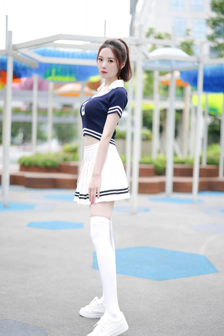 90后美女校花梦心玥超短裙美女写真图片