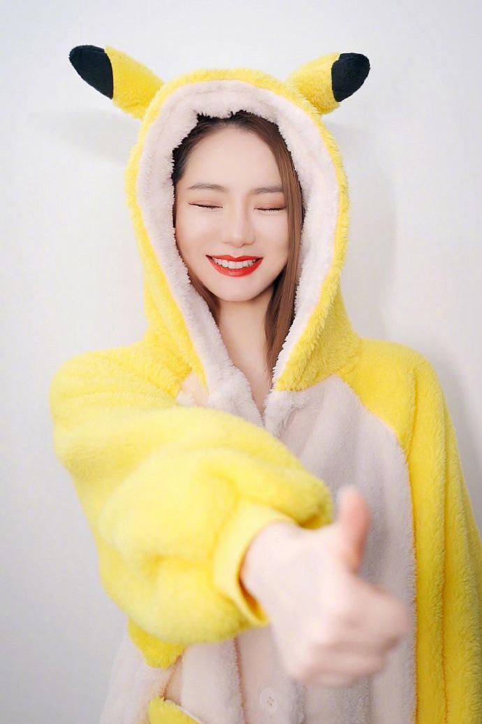 可爱呆萌美女明星戚薇图片