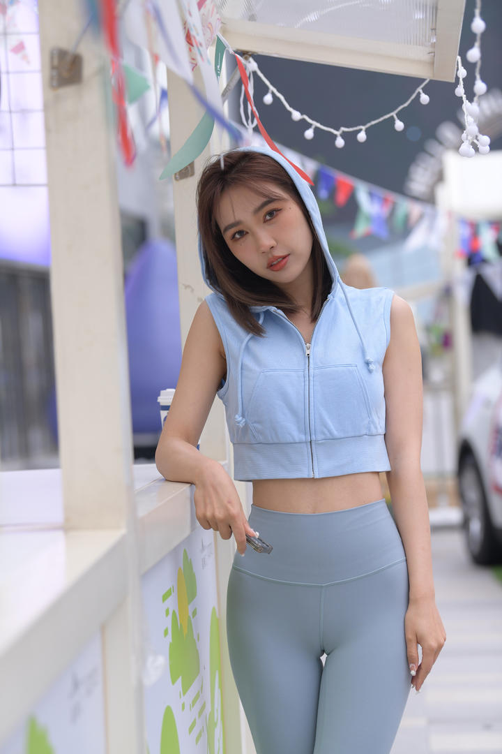 国产精品3a街拍凹凸瑜伽裤美女高清图片
