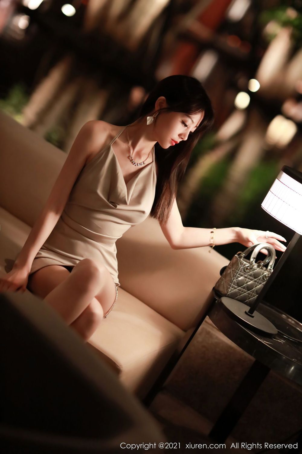 秀人网美女模特佘贝拉bella丝袜美腿吊裙魅惑西双版纳旅拍