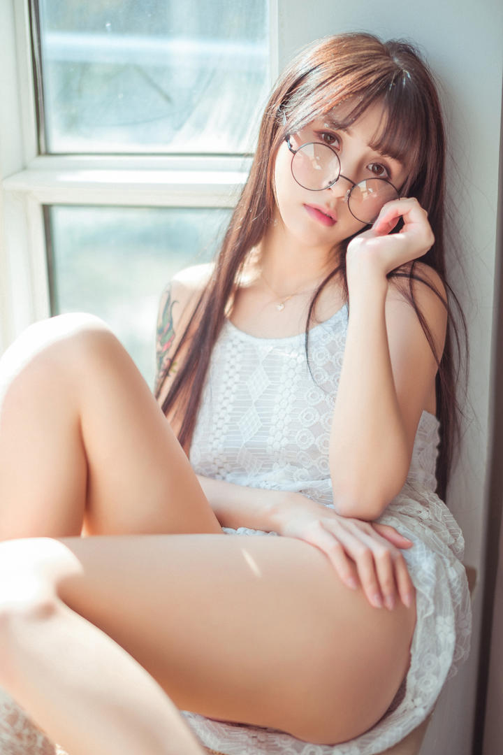 窗户边晒太阳的极品女神写真