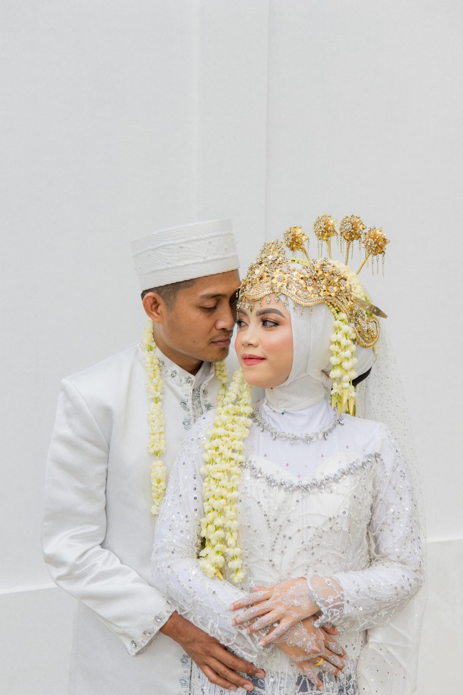 身着传统服饰情侣图片