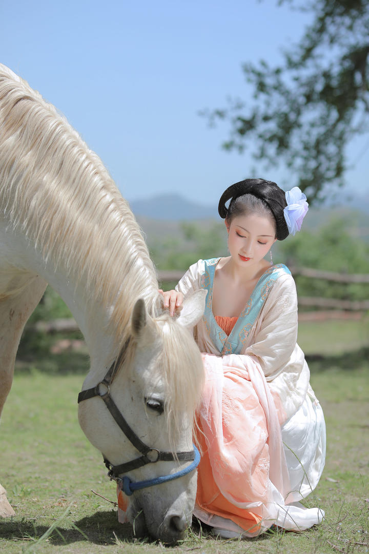 喂马的古风女孩图片