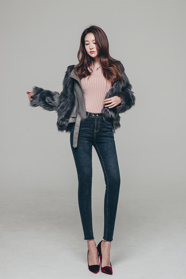 穿着牛仔裤的韩国长腿美女图片