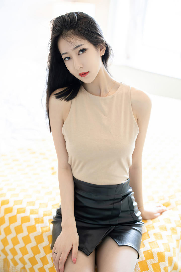 穿着黑色小皮裙的性感美女熊小诺国产自拍在线观看写真图片