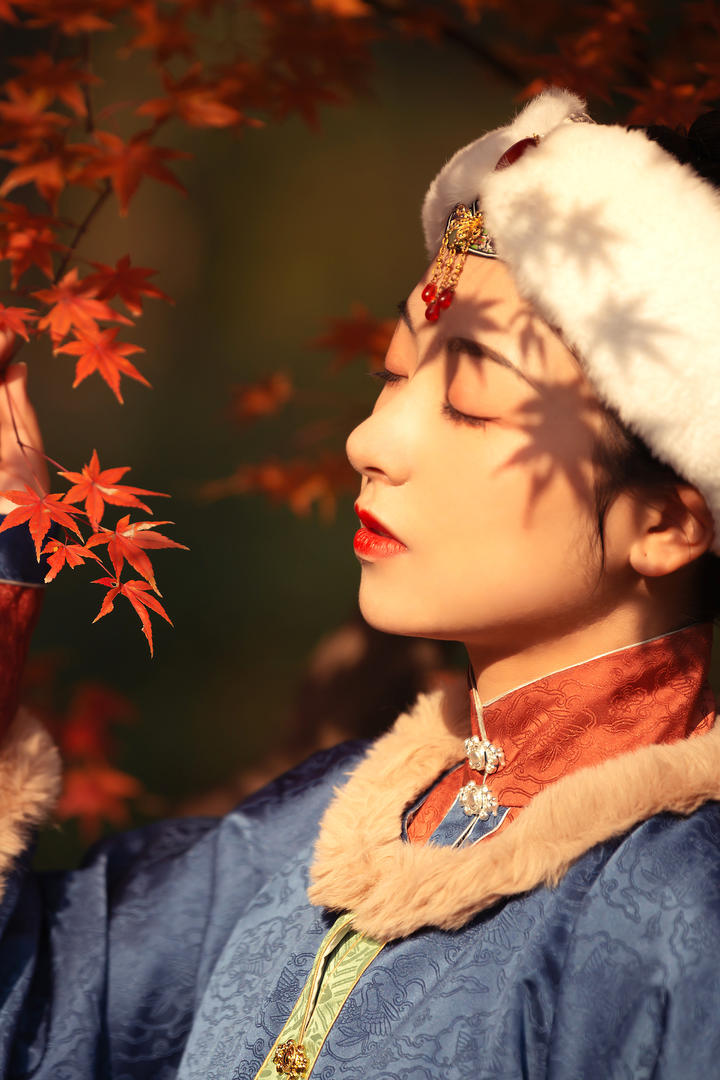 红枫树秋天古装美女古风艺术写真摄影图片
