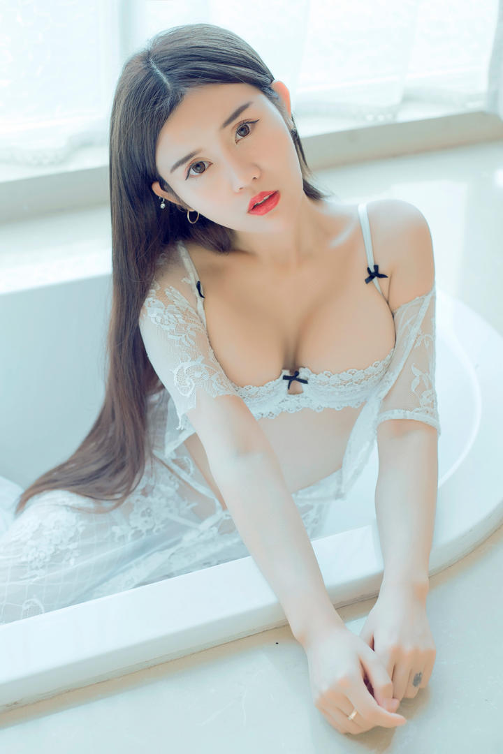 坐在浴缸里的极品美女写真图片
