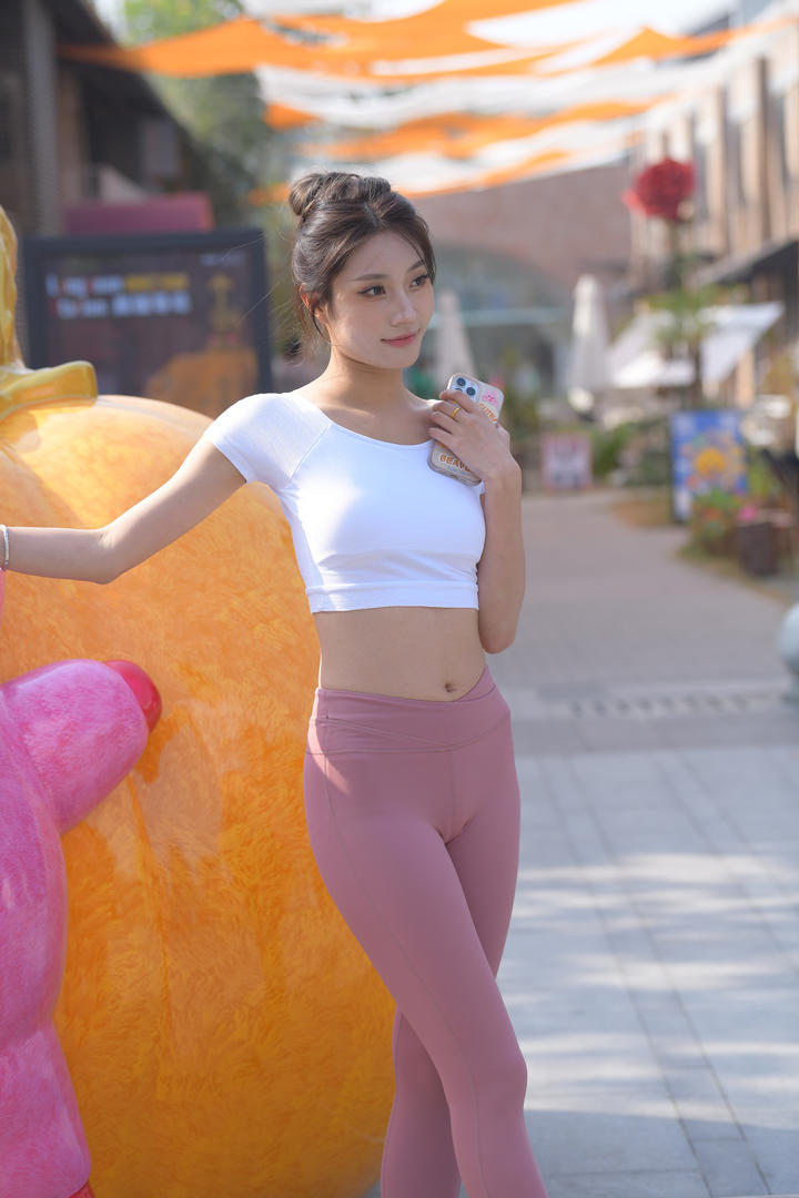 国产街拍粉色紧身裤美女养眼图片大全