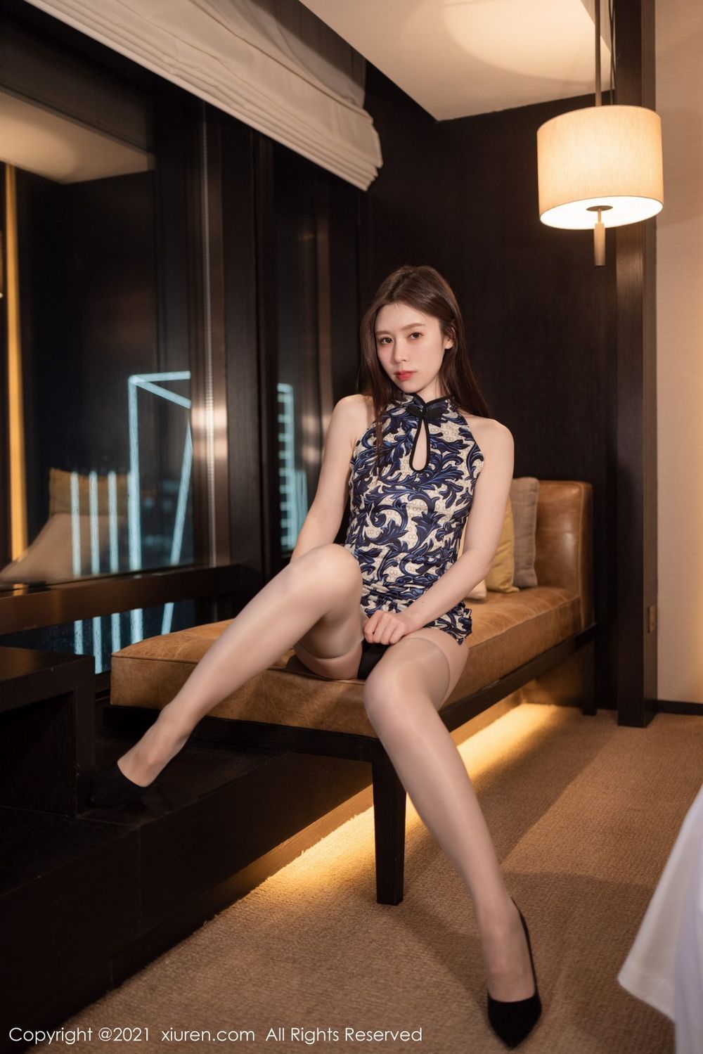 秀人网新人模特吴雪瑶韵味旗袍丝袜美腿内衣诱惑首套写真