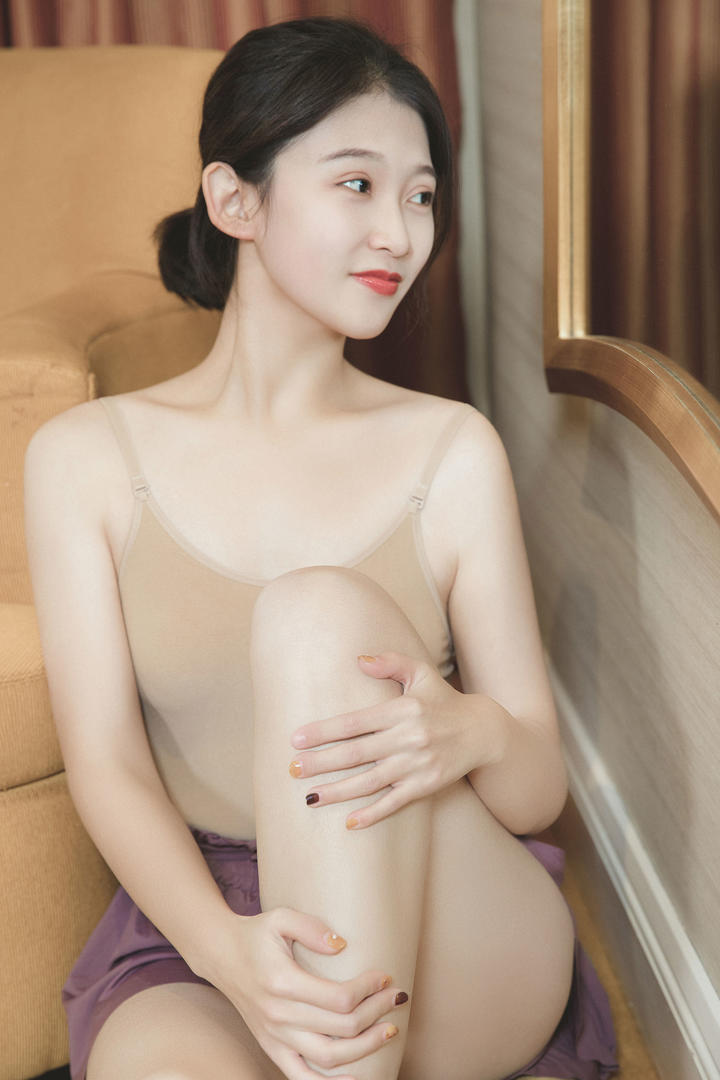 抱着腿的清纯气质瑜伽美女图片
