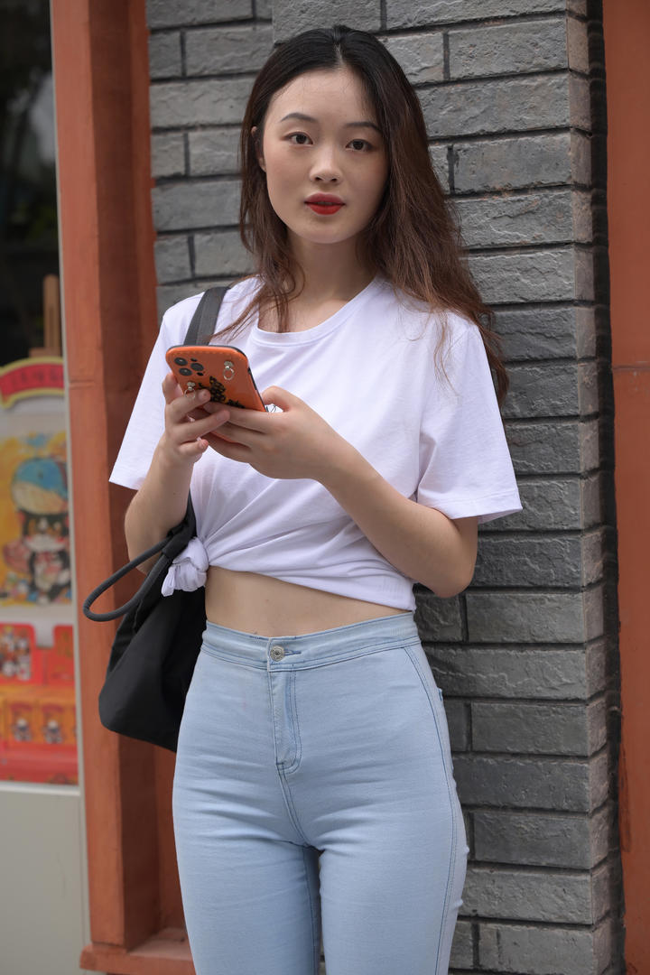 街拍清纯紧身牛仔裤美女高清写真壁纸图片