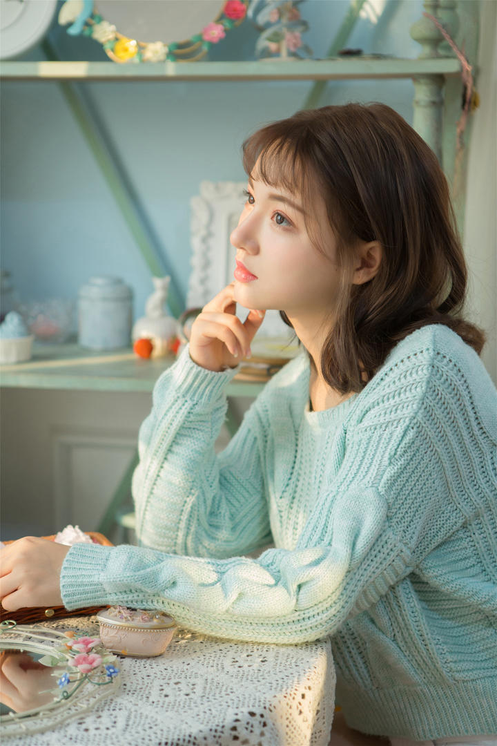 穿毛衣的清纯短发女生手机壁纸图片大全