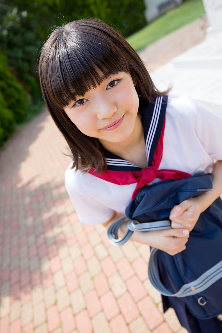 阳光下日本清纯美女学生图片