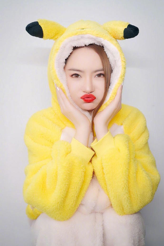 嘟起嘴吧的可爱睡衣美女明星戚薇图片