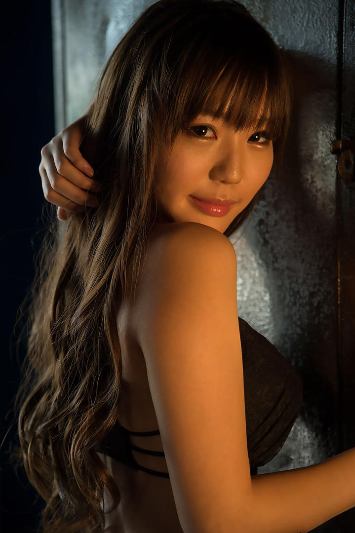 趴在墙上的性感日本美女