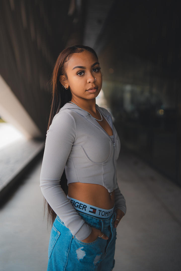 双手插兜的国外牛仔裤美女人像摄影图片