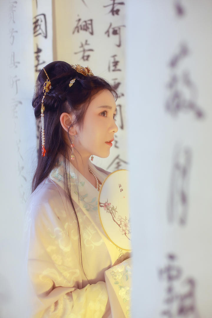 清纯漂亮的古装美女摄影图片