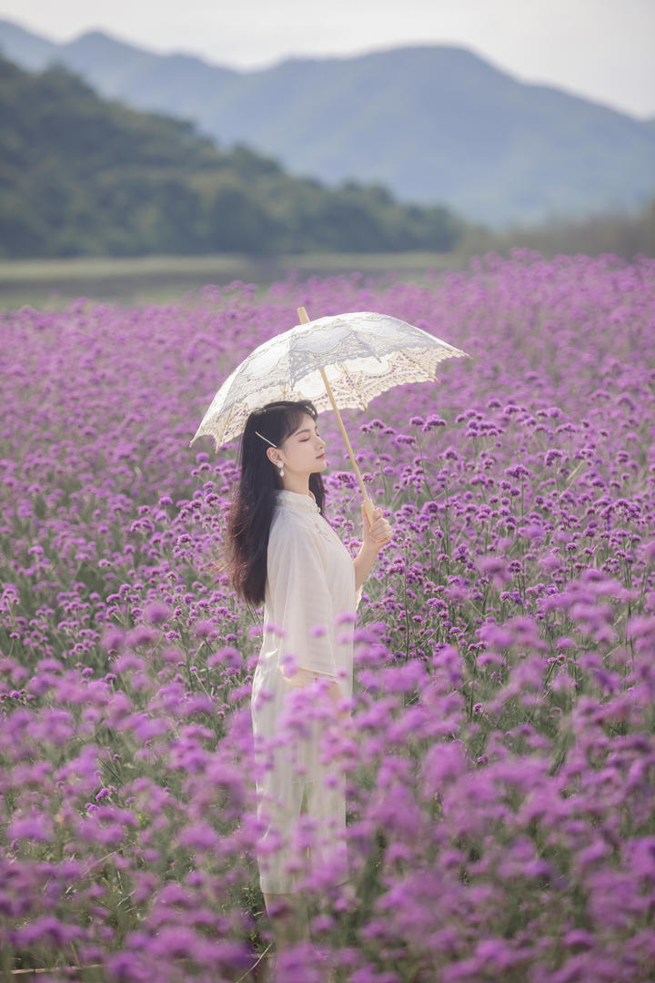 花丛中的清纯唯美女生国模人体艺术图片