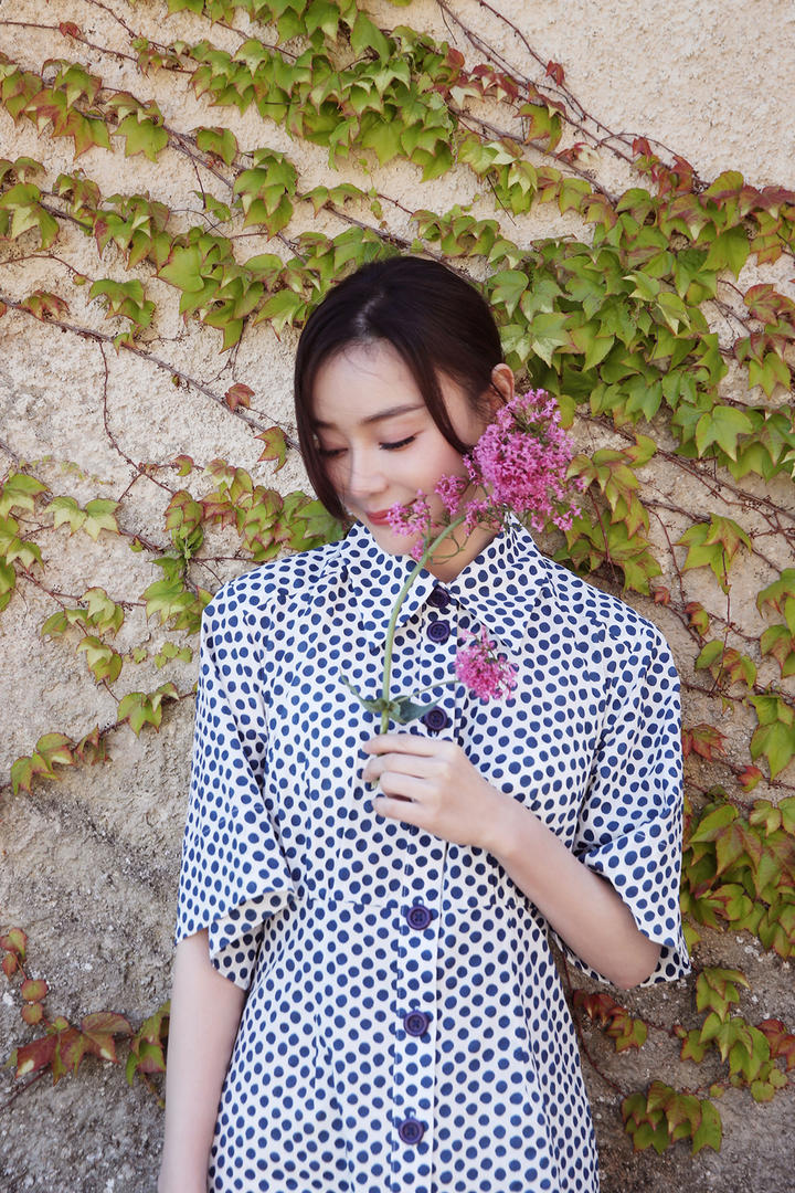 拿着花朵的气质女星袁姗姗