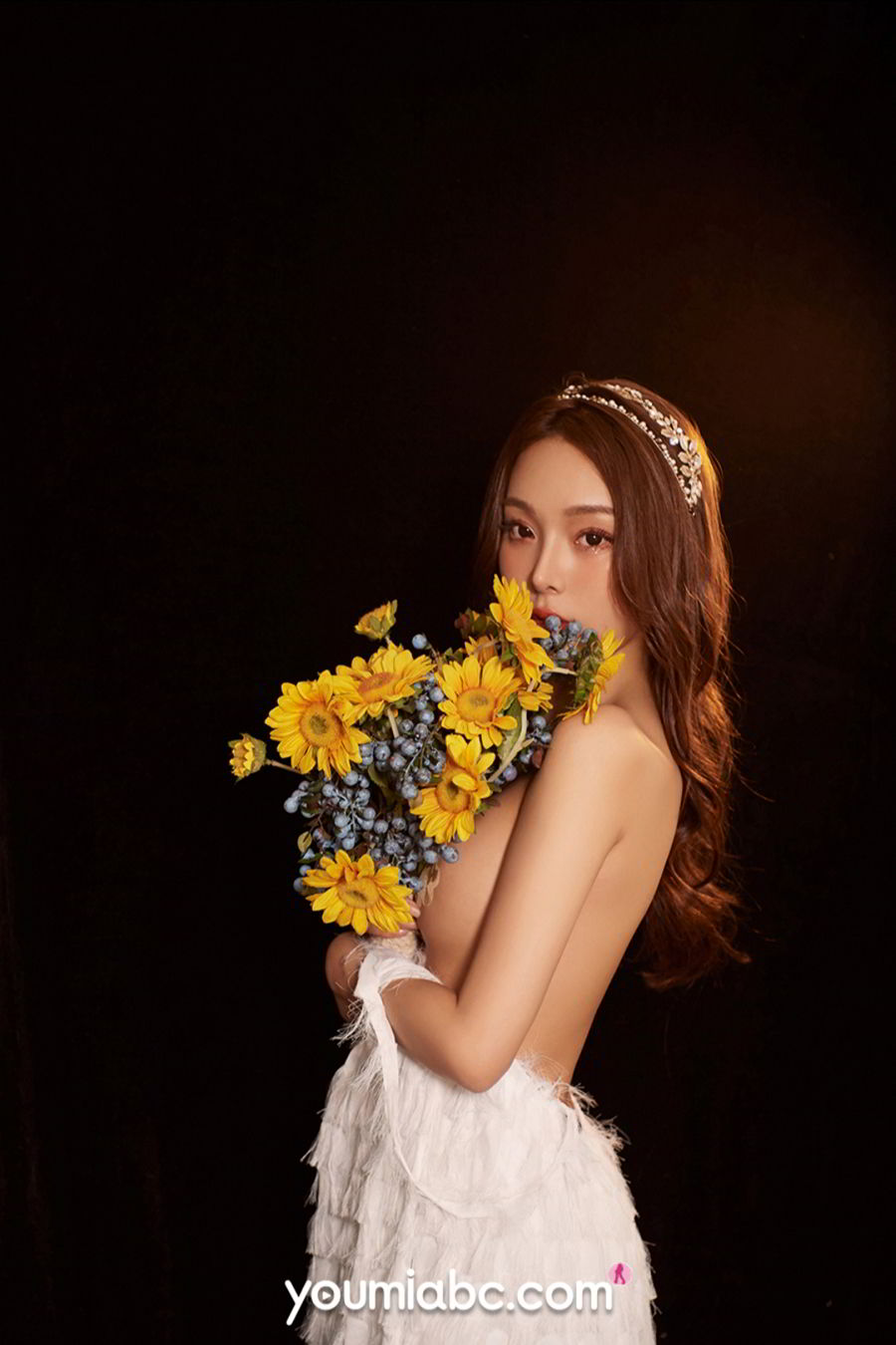 YOUMEI尤美美女模特陈圆圆手持鲜艳向日葵长裙褪下性感写真