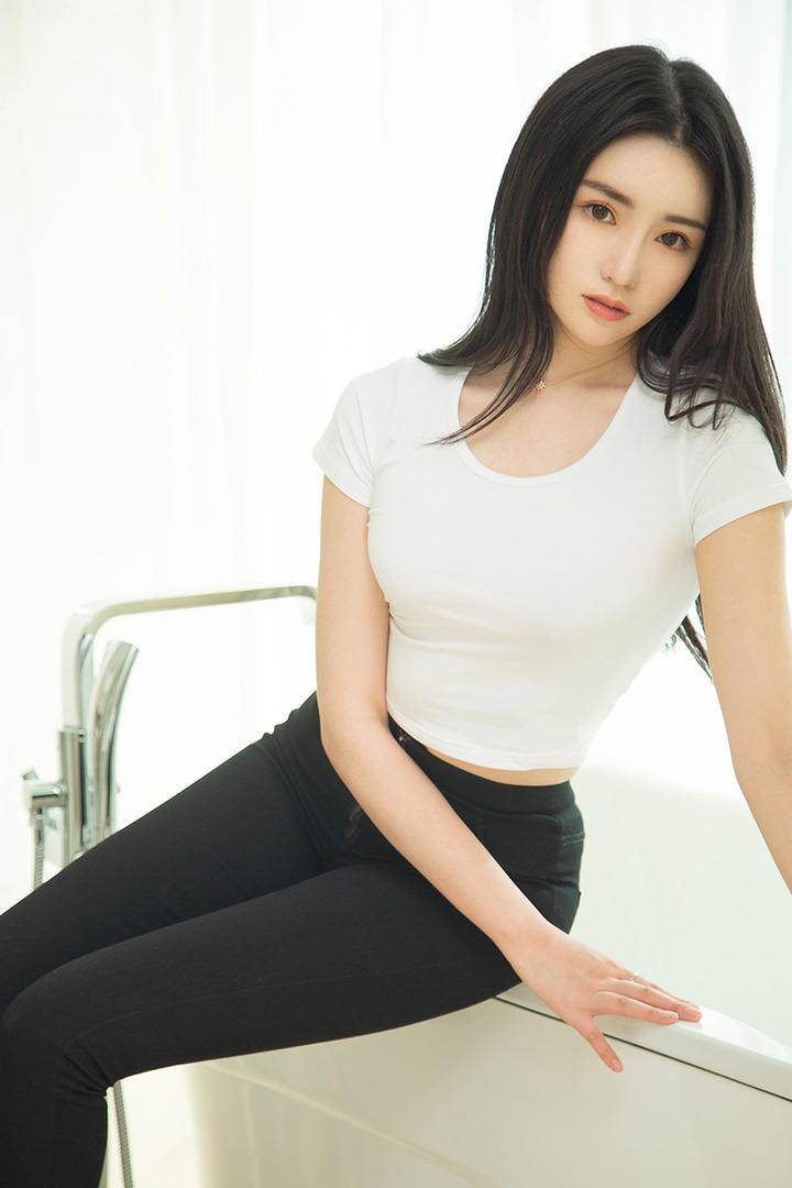 坐在浴缸上的高清性感美女写真图片