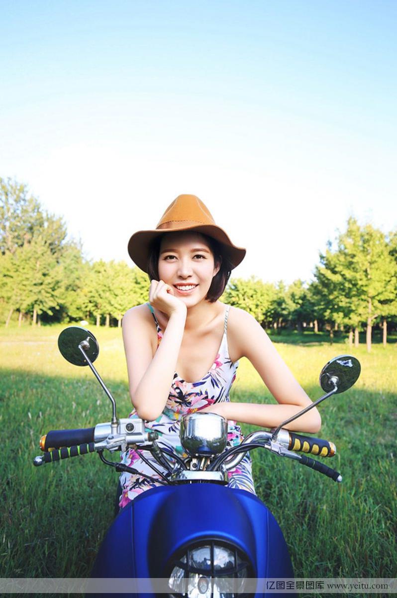 机车漂亮美眉白嫩清新唯美写真
