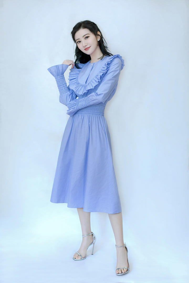穿浅蓝色长裙的气质美女明星景甜高清图片