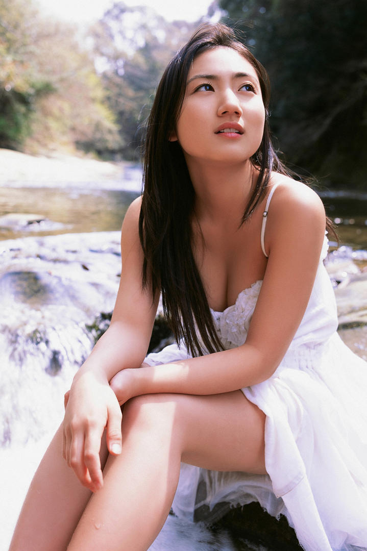 年轻漂亮的日本清纯美女户外人体写真图片