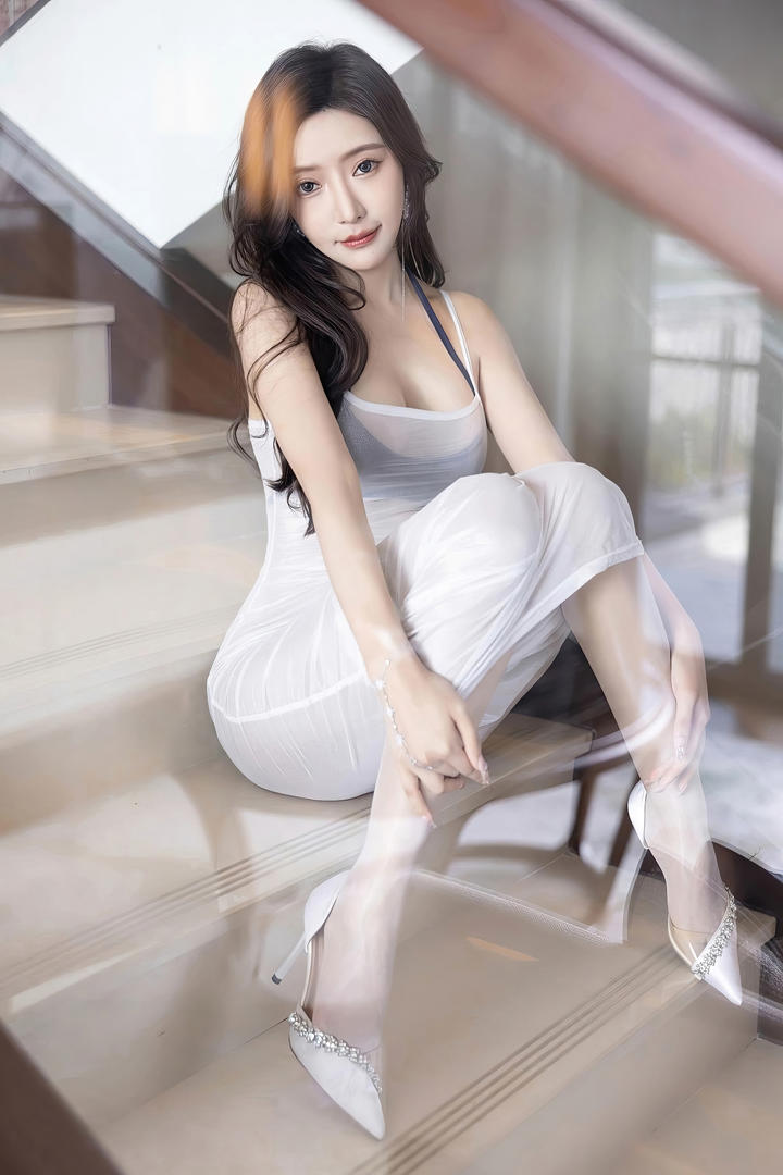 坐在楼梯间上的性感妩媚女神王馨瑶mm131写真图片