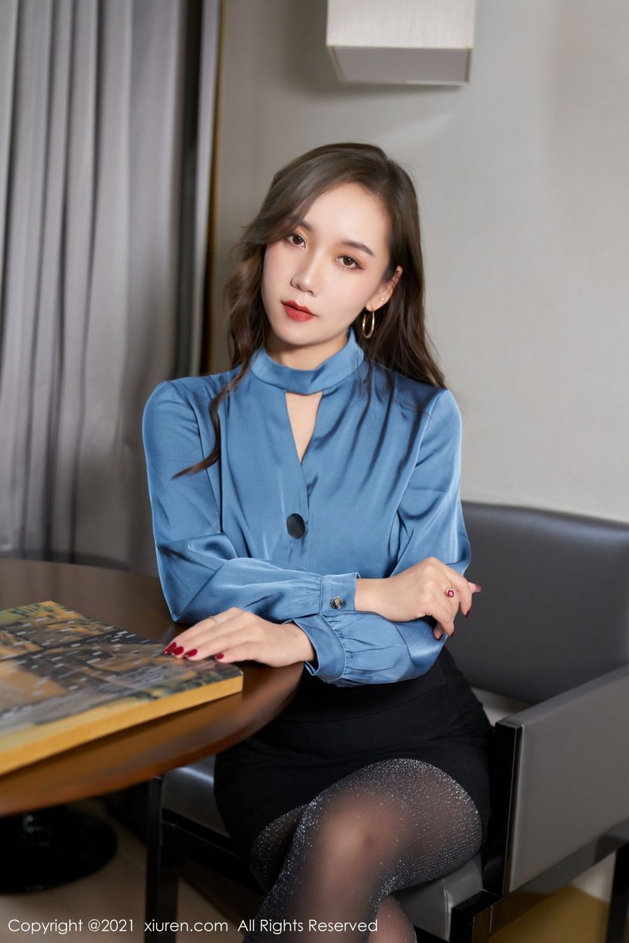 秀人网美女模特艾静香黑丝美腿御姐气息内衣系列大理旅拍