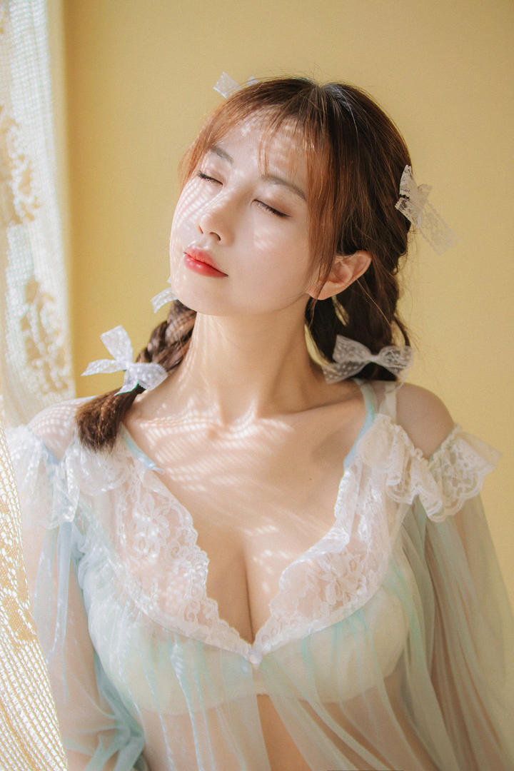 穿透明蕾丝睡衣的大胸清纯美女高清唯美头像图片