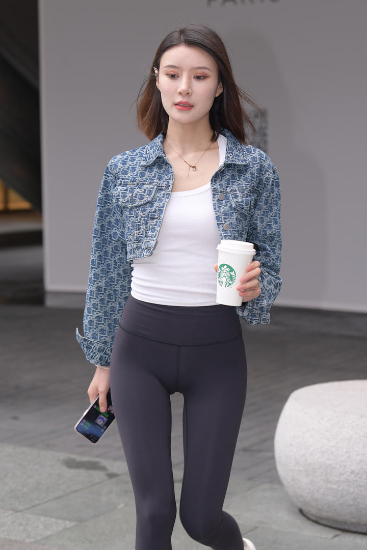 91精品国产街拍瑜伽紧身裤美女在线下载