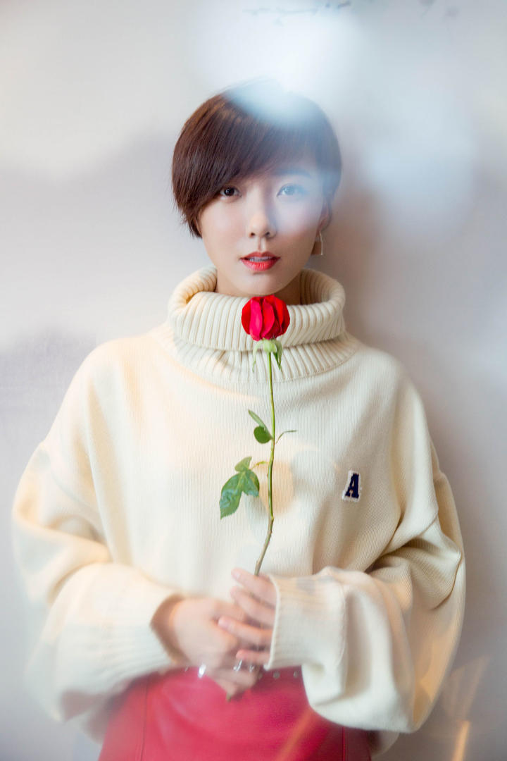 手拿玫瑰的高清美女明星壁纸王珞丹写真图片