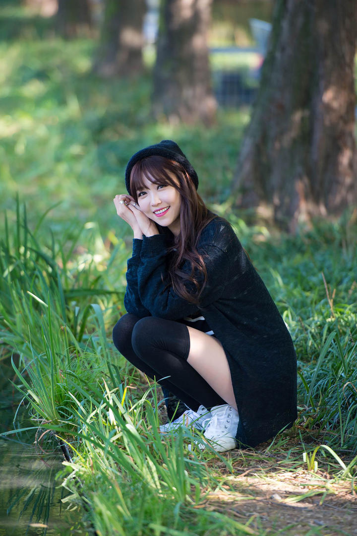 蹲在地上的高清韩国清纯美女图片