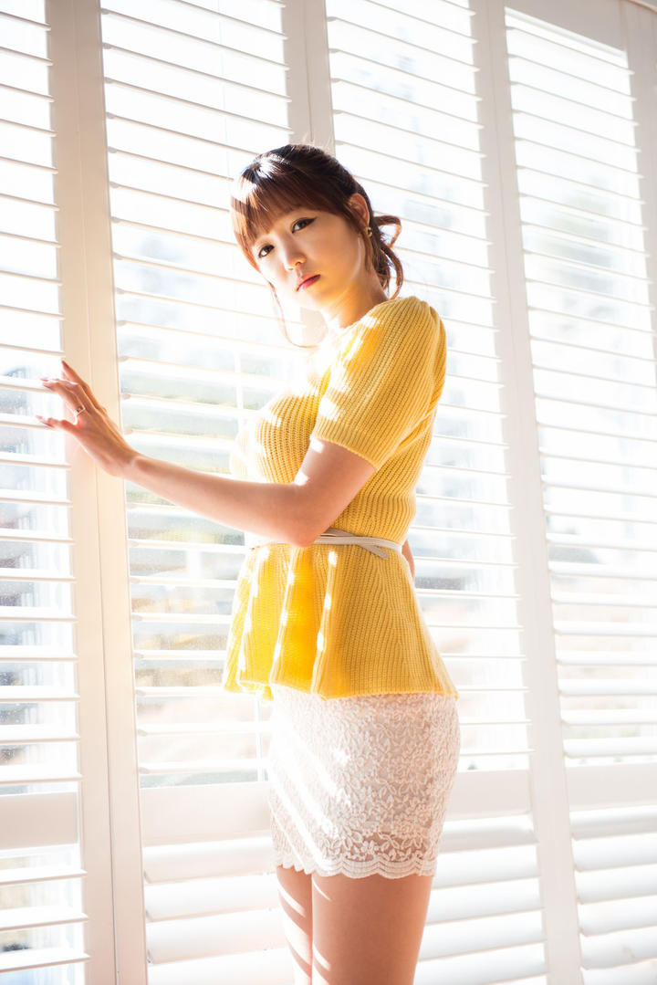 阳光下的韩国美女明星李恩慧高清图片