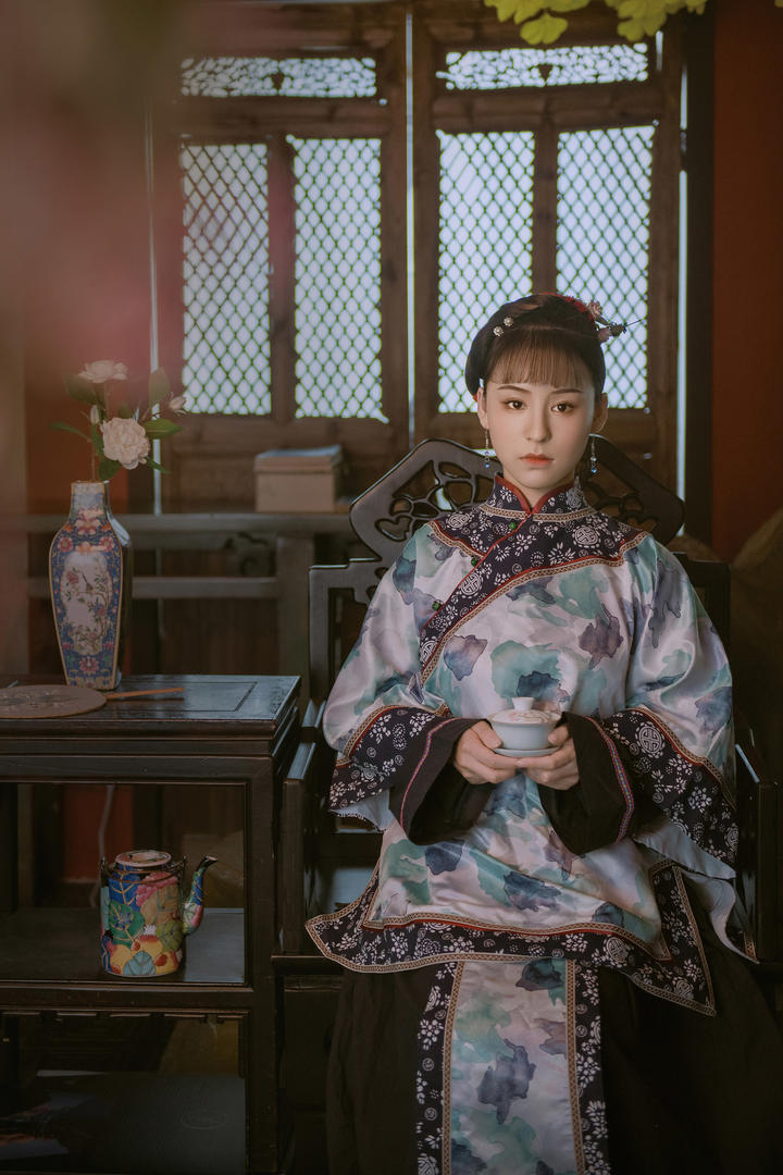 喝茶的古装旗袍美女高清艺术写真图片