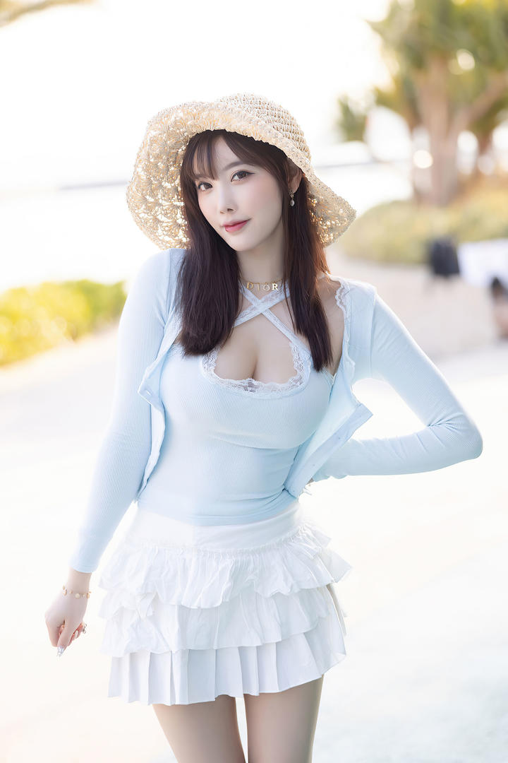 高清唯美穿着百褶裙的养眼美女杨晨晨写真图片