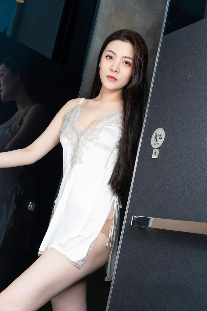 GOGO全球高清极品大胆国模百琳性感睡衣美女写真图片
