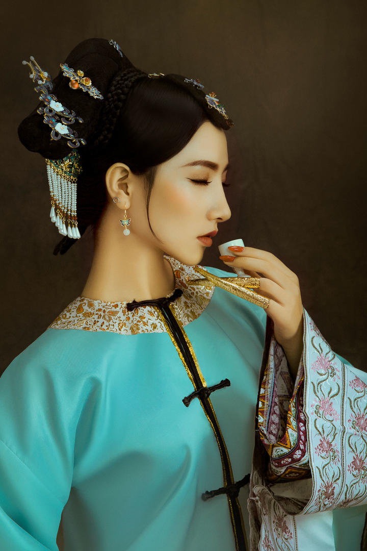 喝酒的古风美女图片侧脸写真