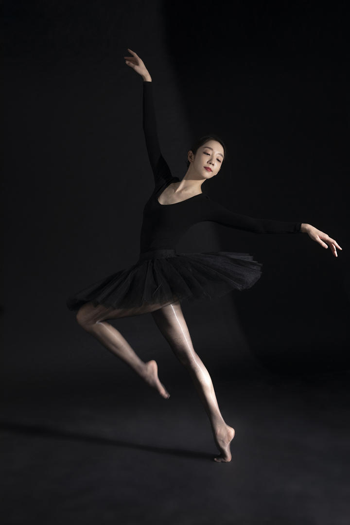 优雅的跳着舞的美女清清个人写真艺术照图片