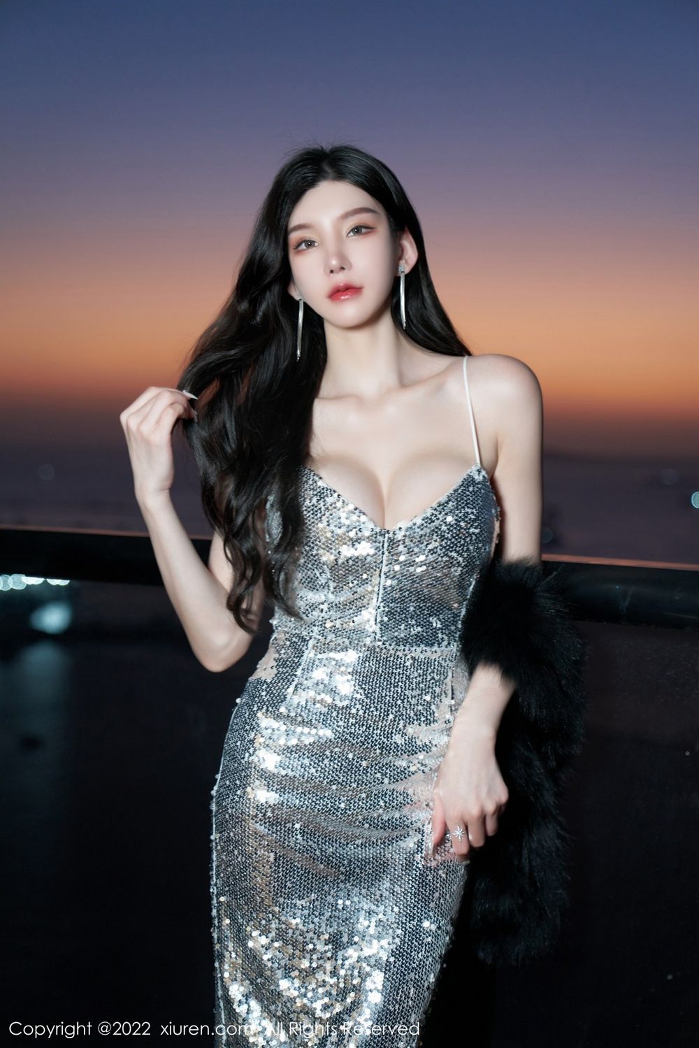 秀人网性感女神周于希Sally闪亮银色吊裙搭配白色丝袜写真