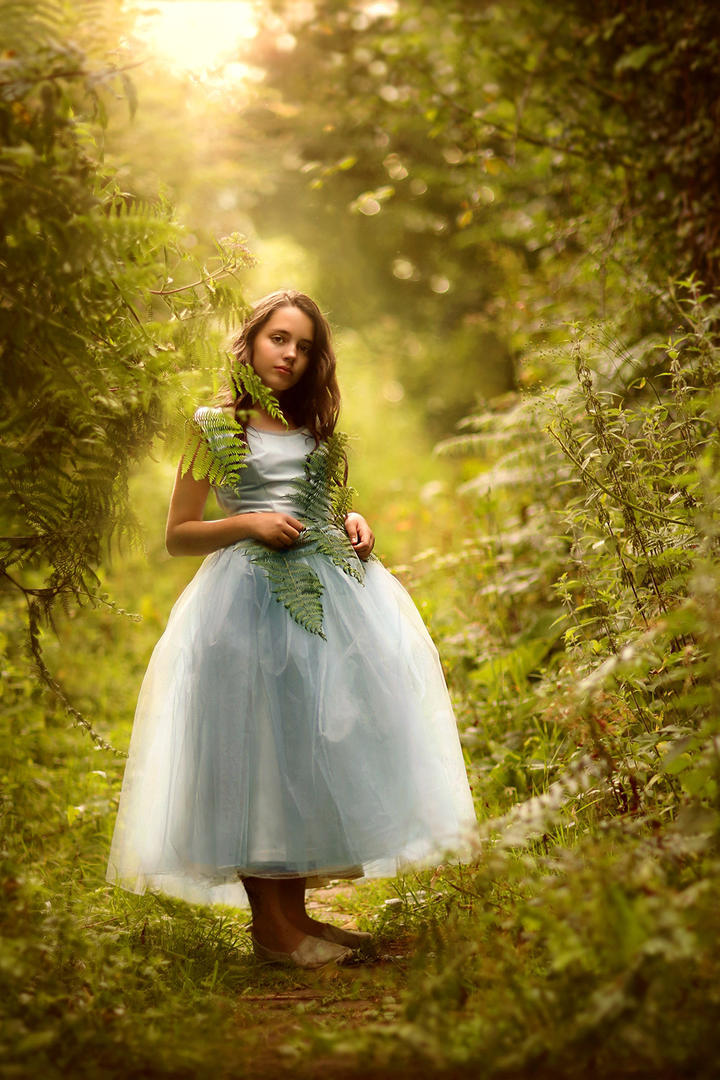 森林里的欧美小美女艺术写真