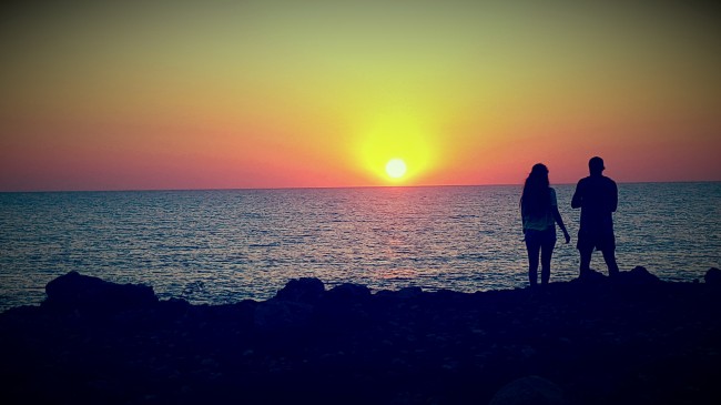 夕阳下情侣图片