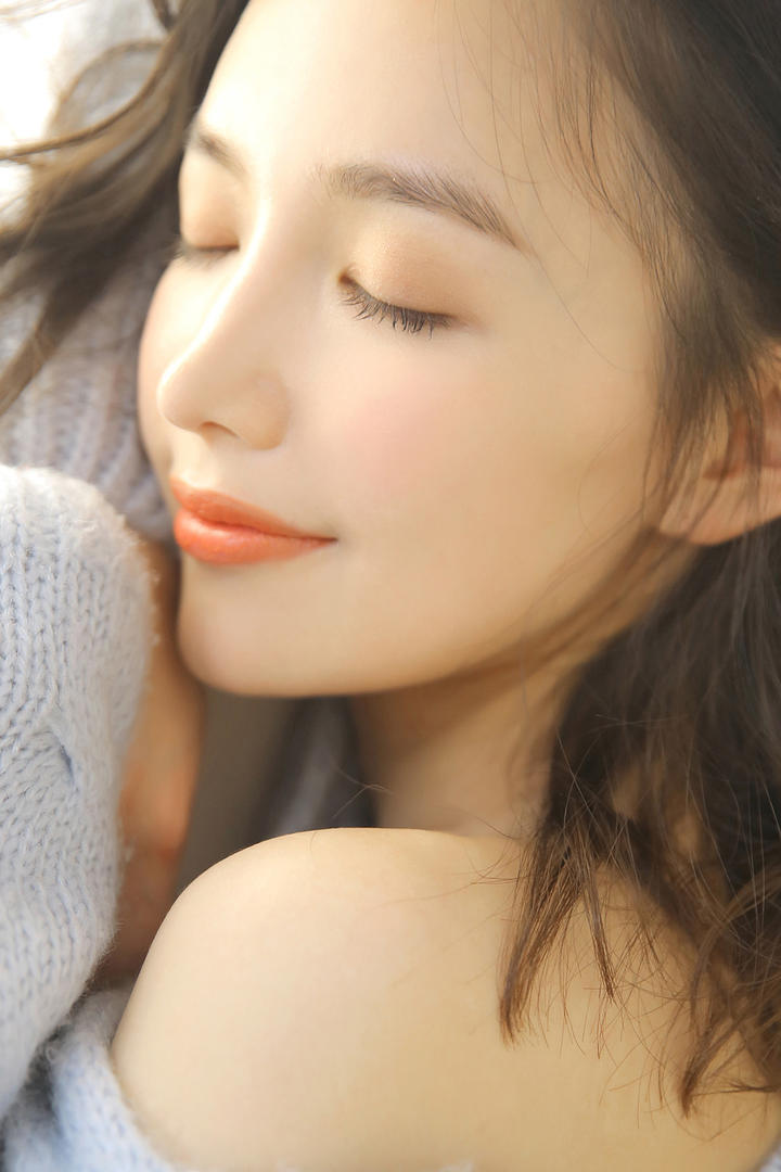 闭上眼睛的极品女神写真