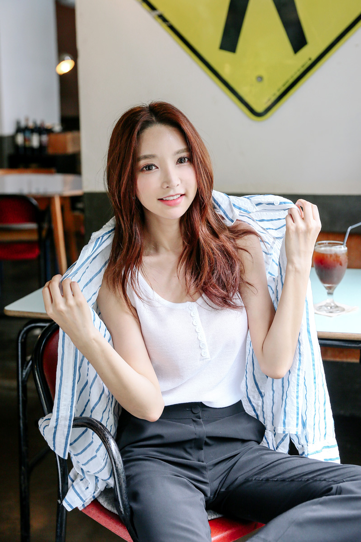 坐在椅子上的韩国气质美女朴秀妍写真